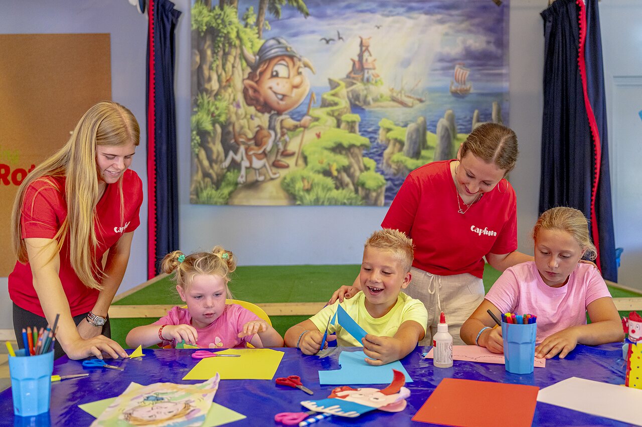 Enfants participant � des activit�s cr�atives avec animateurs au camping CAPFUN De Rotonde � Enspijk.