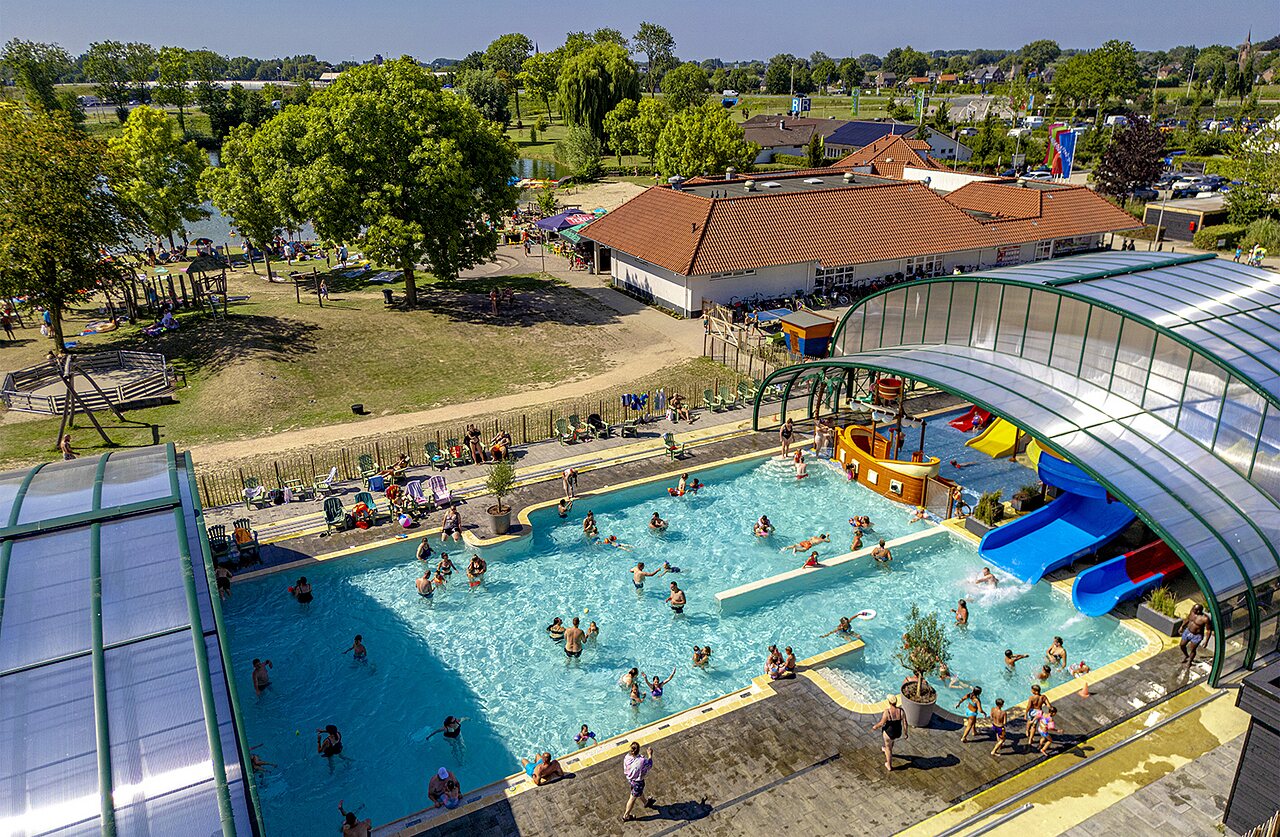 Piscine couverte et ext�rieure avec toboggans, jeux d'eau au camping CAPFUN De Rotonde � Enspijk.