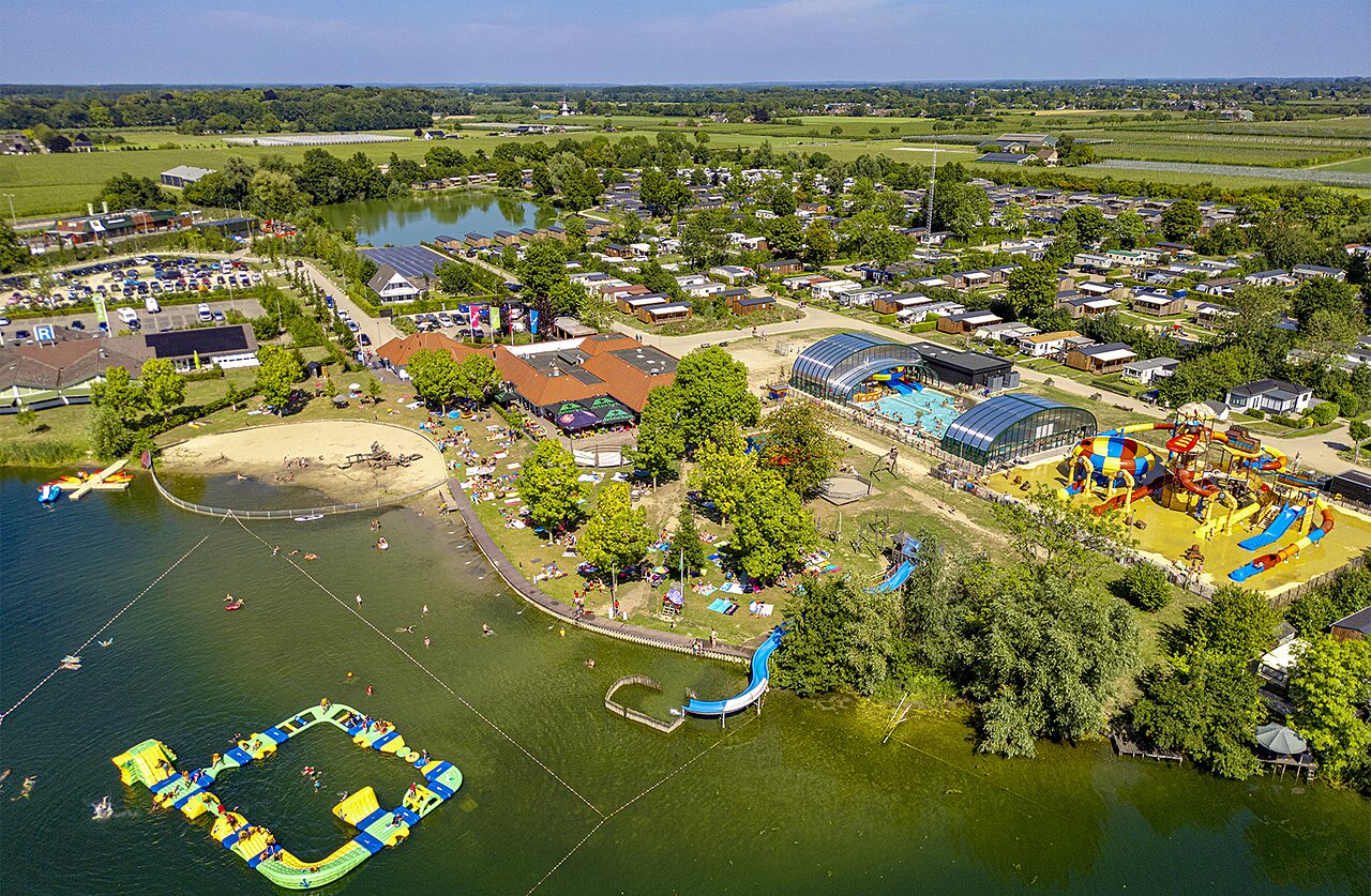 Vue a�rienne du lac, parc aquatique et h�bergements au camping CAPFUN De Rotonde � Enspijk.