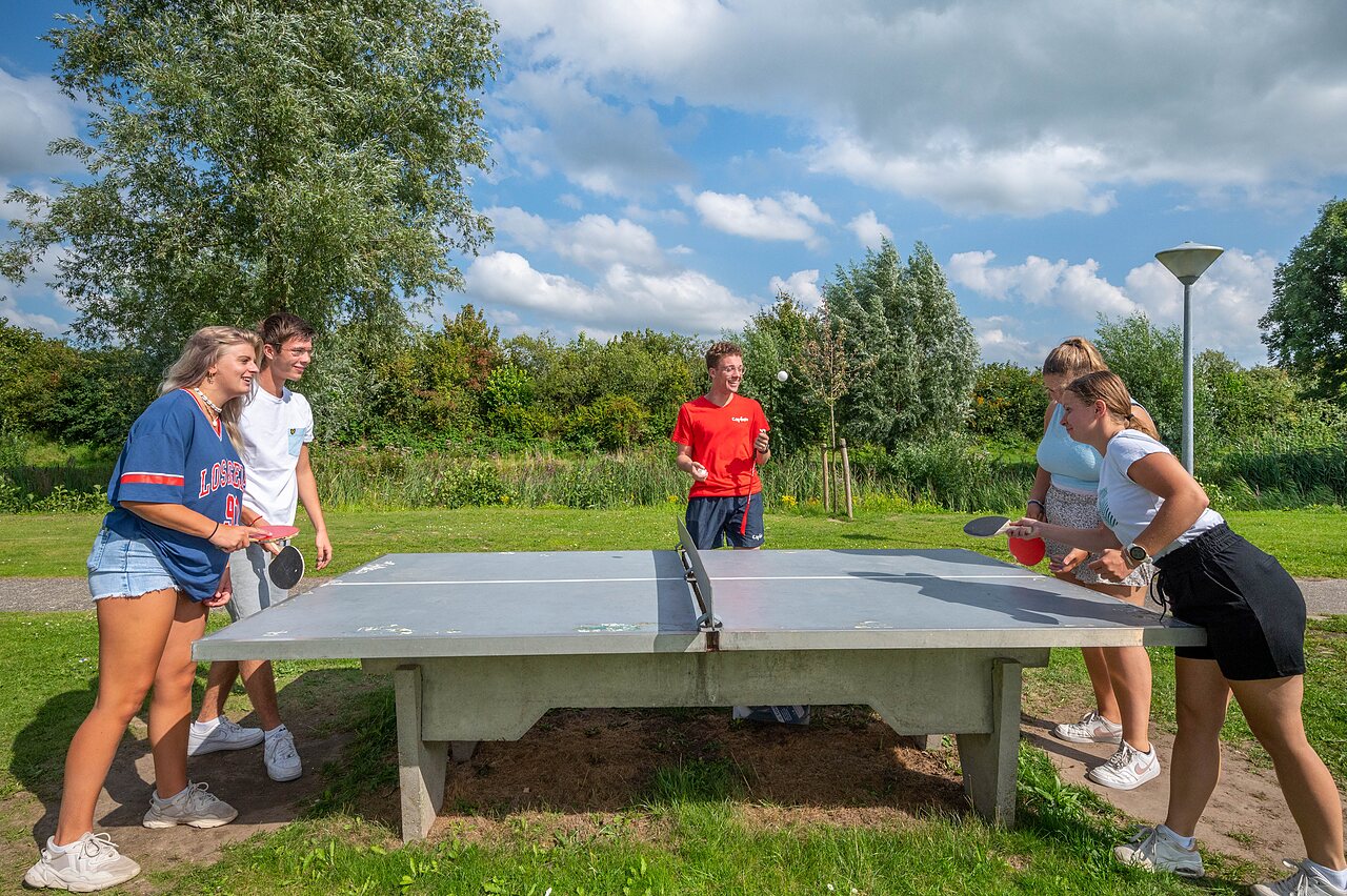 Jeunes jouant au tennis de table ext�rieur au camping CAPFUN De Rotonde � Enspijk.