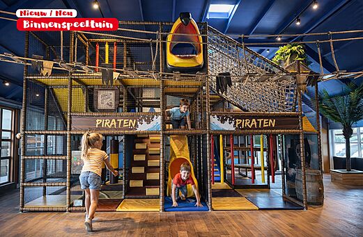 Gro�er Indoor-Spielplatz Piratenthema mit Rutschen auf dem Campingplatz CAPFUN De Rotonde in Enspijk.