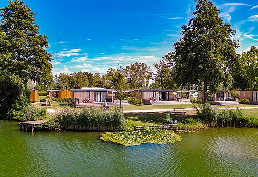 Moderne Mobilheime am gr�nen See auf dem Campingplatz CAPFUN De Rotonde in Enspijk.