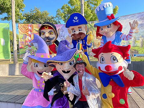 Bunte Maskottchen und l�chelnder Animateur f�r Aktivit�ten auf dem Campingplatz CAPFUN De Rotonde in Enspijk.