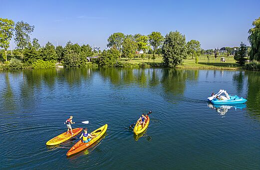 Kajaks, Paddleboard und Tretboot auf dem See am CAPFUN De Rotonde.