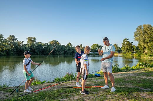Familienangeln am Seeufer auf dem Campingplatz CAPFUN De Rotonde in Enspijk.