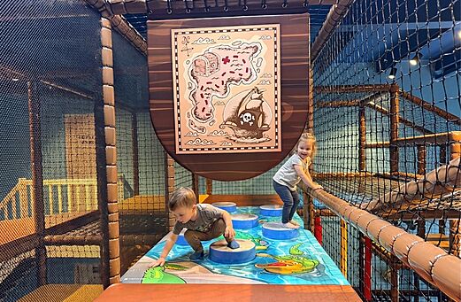 Indoor-Spielplatz mit Hindernisparcours auf Campingplatz CAPFUN De Rotonde in Enspijk.