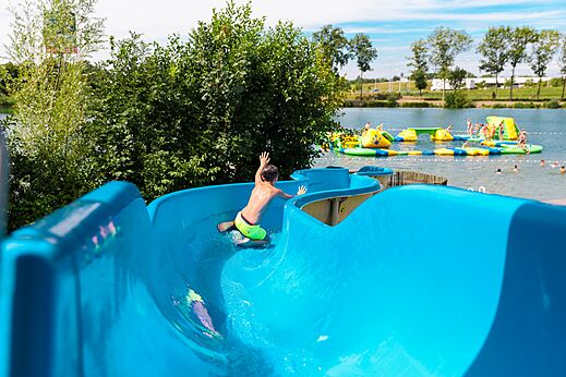 Blaue Wasserrutsche, Spiele See auf dem Campingplatz CAPFUN De Rotonde in Enspijk.