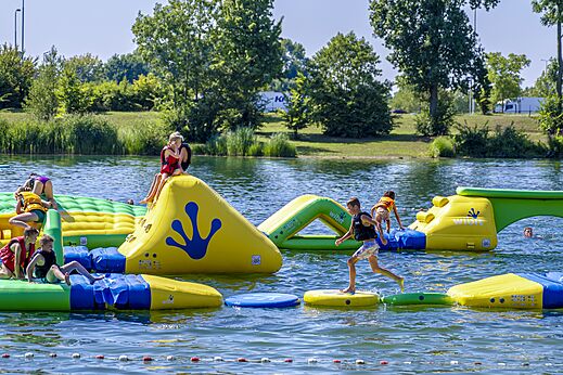 Aufblasbarer Wasserpark Wibit f�r Kinder auf dem Campingplatz CAPFUN De Rotonde in Enspijk.