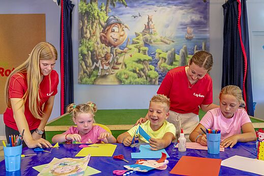 Kinder bei kreativer Aktivit�t mit Animateuren auf dem Campingplatz CAPFUN De Rotonde in Enspijk.