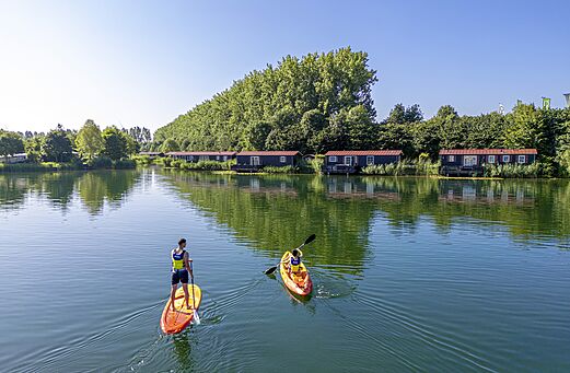 Paddleboard und Kajak auf dem See, Mobilheime am Campingplatz CAPFUN De Rotonde in Enspijk.