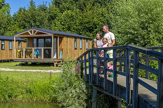 Holz-Mobilheim mit Terrasse auf dem Campingplatz CAPFUN De Rotonde in Enspijk.