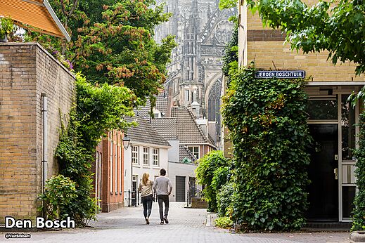Kopfsteingepflasterte Gasse und historische Geb�ude mit Kathedrale in Den Bosch, Brabant.