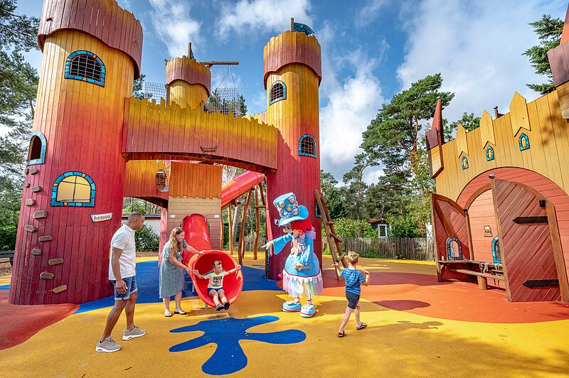 Carabouille Spielplatz - Gro�er Holzspielplatz Burg, Kinder und Maskottchen am Campingplatz CAPFUN De Scheepsbel in Doornspijk.