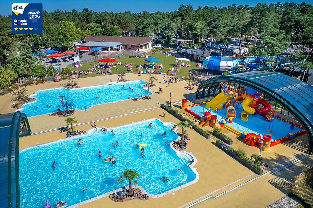 Au�enpools und �berdachter Wasserpark mit Rutschen auf dem Campingplatz CAPFUN De Scheepsbel in Doornspijk.