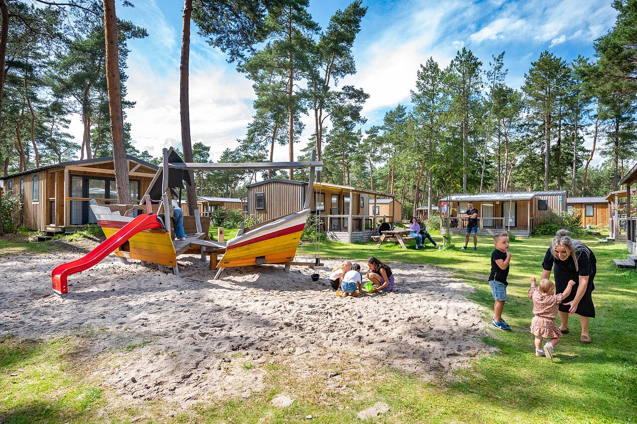 Spielplatz mit Boot und Rutsche, Kinder spielen auf dem Campingplatz CAPFUN De Scheepsbel in Doornspijk.