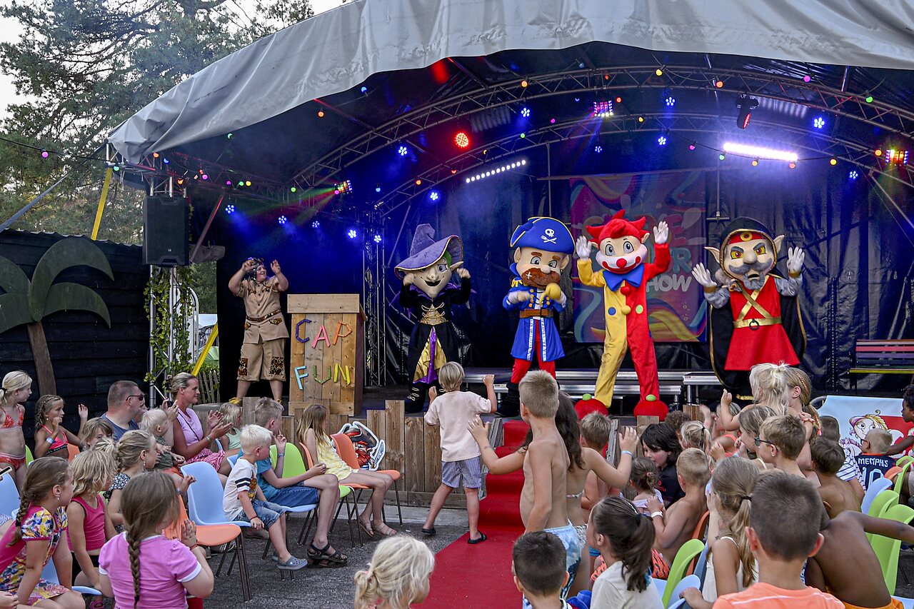 Animationsshow mit Maskottchen und Kindern auf dem Campingplatz CAPFUN De Scheepsbel in Doornspijk.
