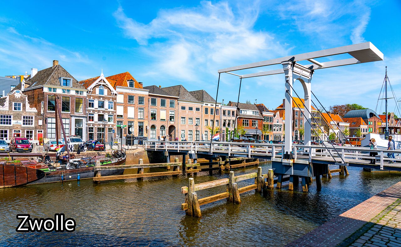 Historische Zugbr�cke und traditionelle H�user am Kanal in Zwolle, Niederlande.