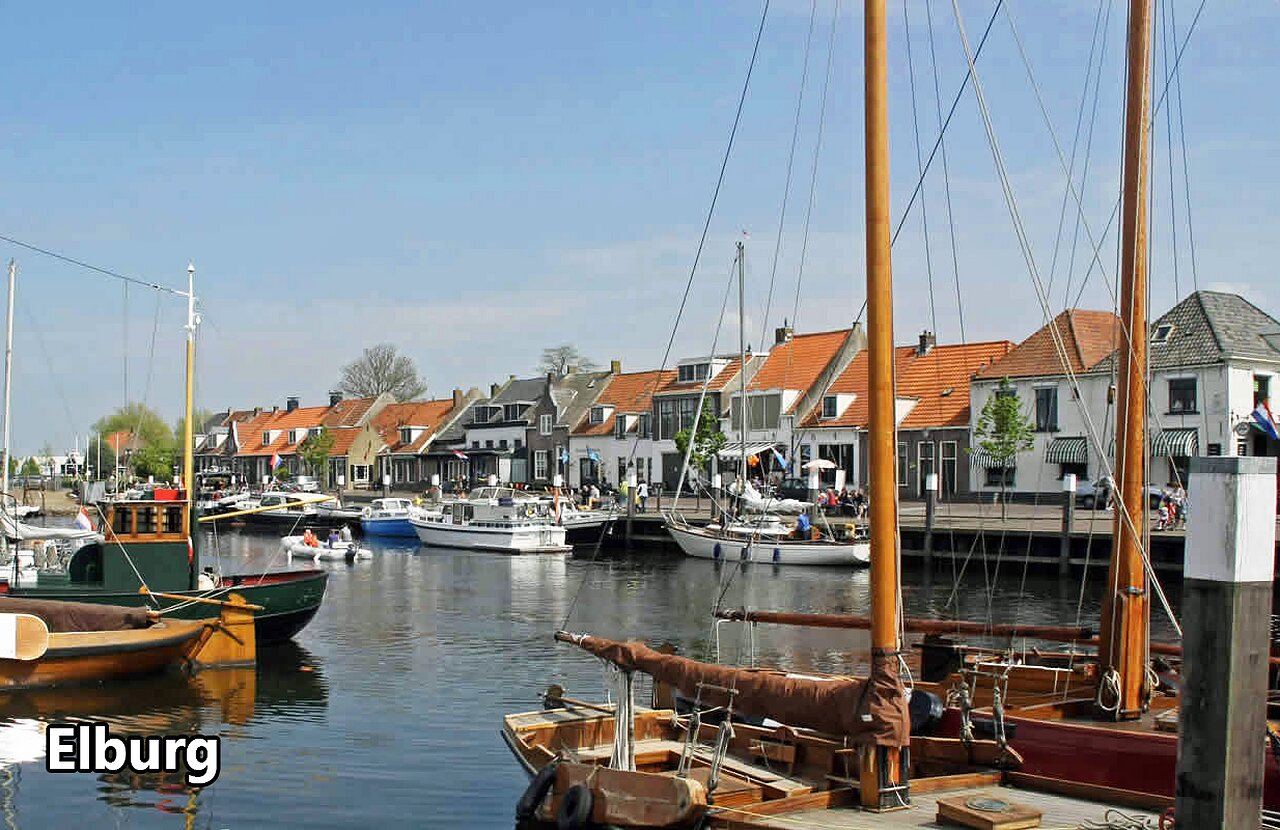 Historischer Hafen von Elburg mit traditionellen Booten und malerischen H�usern, zu besuchen.