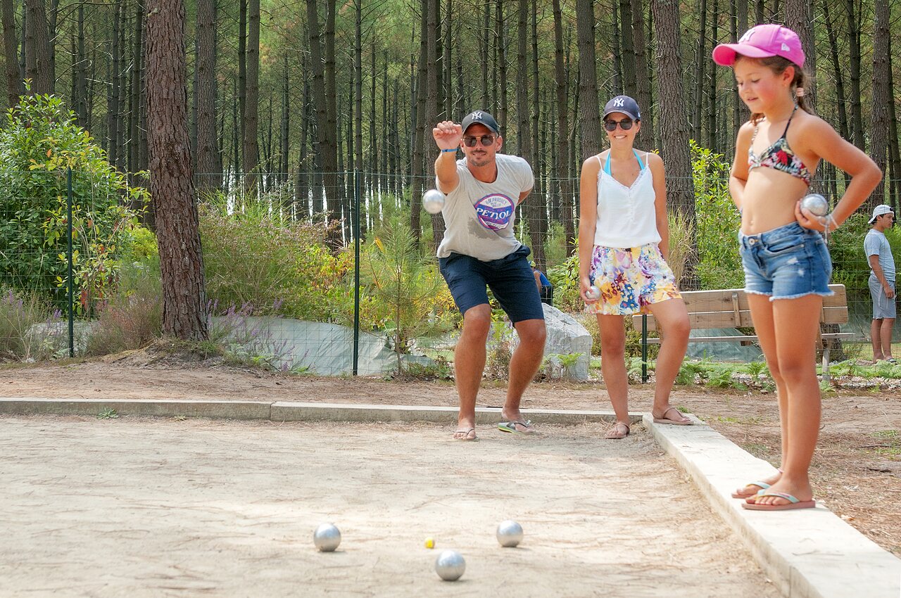 Familie spielt Boule auf schattigem Platz, Campingplatz CAPFUN De Scheepsbel Doornspijk.