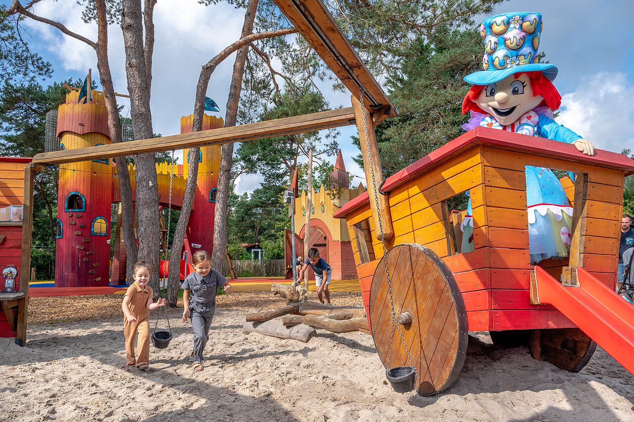 Gro�er Spielplatz mit Burgen und Maskottchen auf dem Campingplatz CAPFUN De Scheepsbel in Doornspijk.