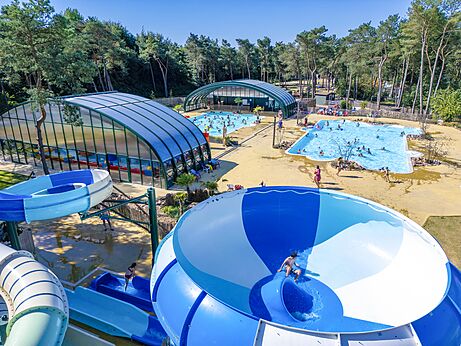 Wasserrutschen und Innen- und Außenpools auf dem Campingplatz CAPFUN De Scheepsbel in Doornspijk.