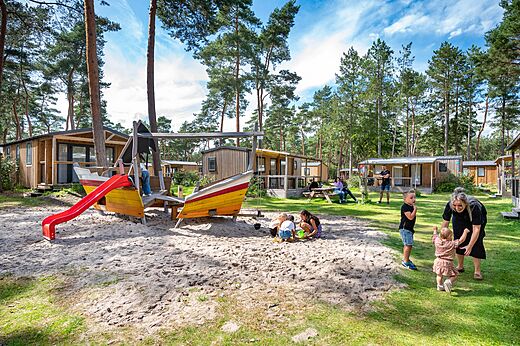 Spielplatz mit Boot und Rutsche, Mobilheime auf dem Campingplatz CAPFUN De Scheepsbel in Doornspijk.