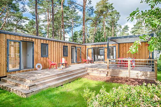 Modernes Mobilheim mit großer Holzterrasse auf dem Campingplatz CAPFUN De Scheepsbel in Doornspijk.