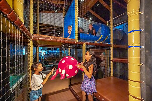 Indoor-Spielplatz, mehrstöckige Spielstruktur für Kinder im Camping CAPFUN De Scheepsbel in Doornspijk.