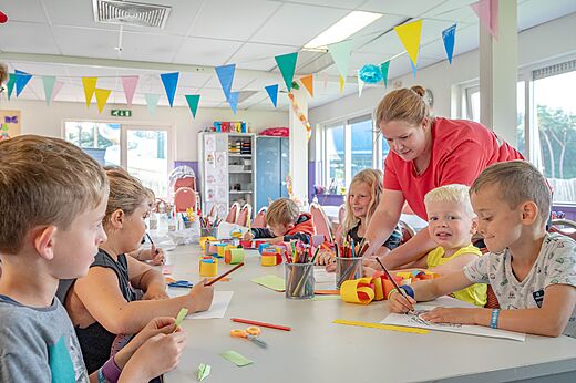Kreativworkshop für Kinder mit Animateur auf dem Campingplatz CAPFUN De Scheepsbel in Doornspijk.
