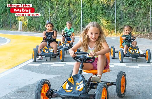 Kinder auf Tret-Karts auf dem Campingplatz CAPFUN De Scheepsbel in Doornspijk.