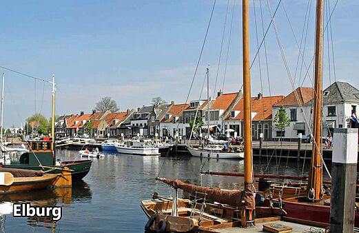 Historischer Hafen von Elburg mit Booten und traditionellen Häusern, sehenswerter Ort.