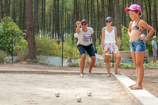 Familie spielt Boule auf dem Campingplatz CAPFUN De Scheepsbel in Doornspijk.