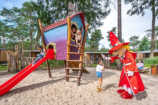 Spielplatz mit Rutsche und Maskottchen auf dem Campingplatz CAPFUN De Scheepsbel in Doornspijk.