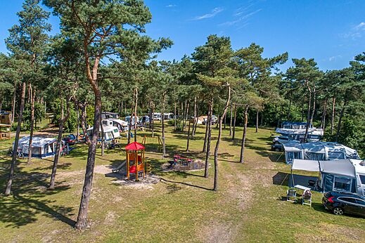 Schattige Stellpl�tze mit Spielplatz auf dem Campingplatz CAPFUN De Scheepsbel in Doornspijk.