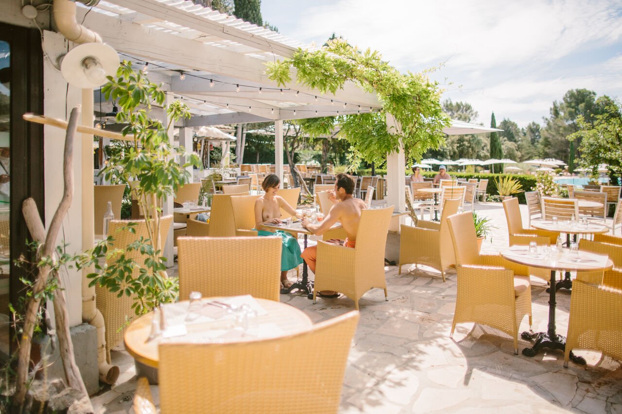 Naturistenpaar speist auf schattiger Restaurantterrasse, Campingplatz LIBRANOO Naturiste Belezy in B�doin (84).