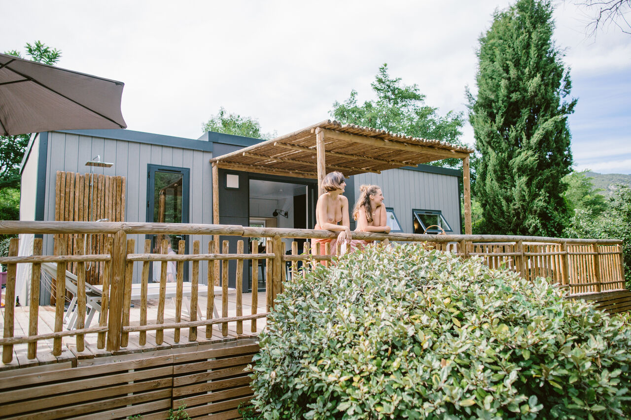 Modernes Mobilheim, Holzterrasse, Au�endusche auf Camping LIBRANOO Naturiste Belezy.