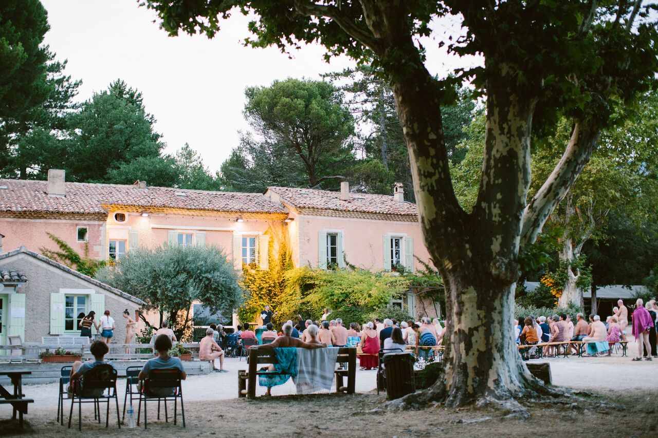 Naturistische Abendanimation, Versammlung im Freien auf Camping LIBRANOO Naturiste Belezy in B�doin.