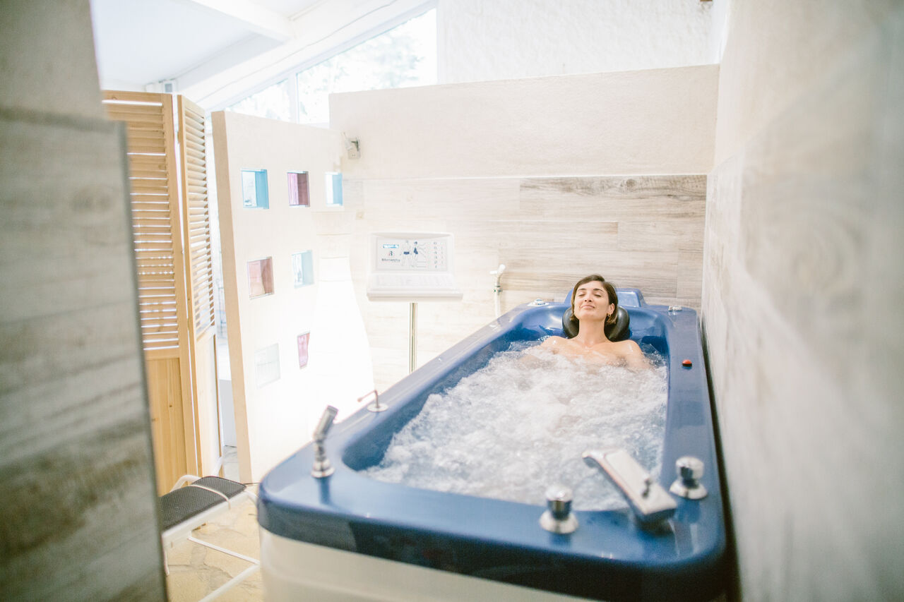 Frau entspannt im Hydrotherapiebad im Spa des Campingplatzes LIBRANOO Naturiste Belezy in B�doin (84).