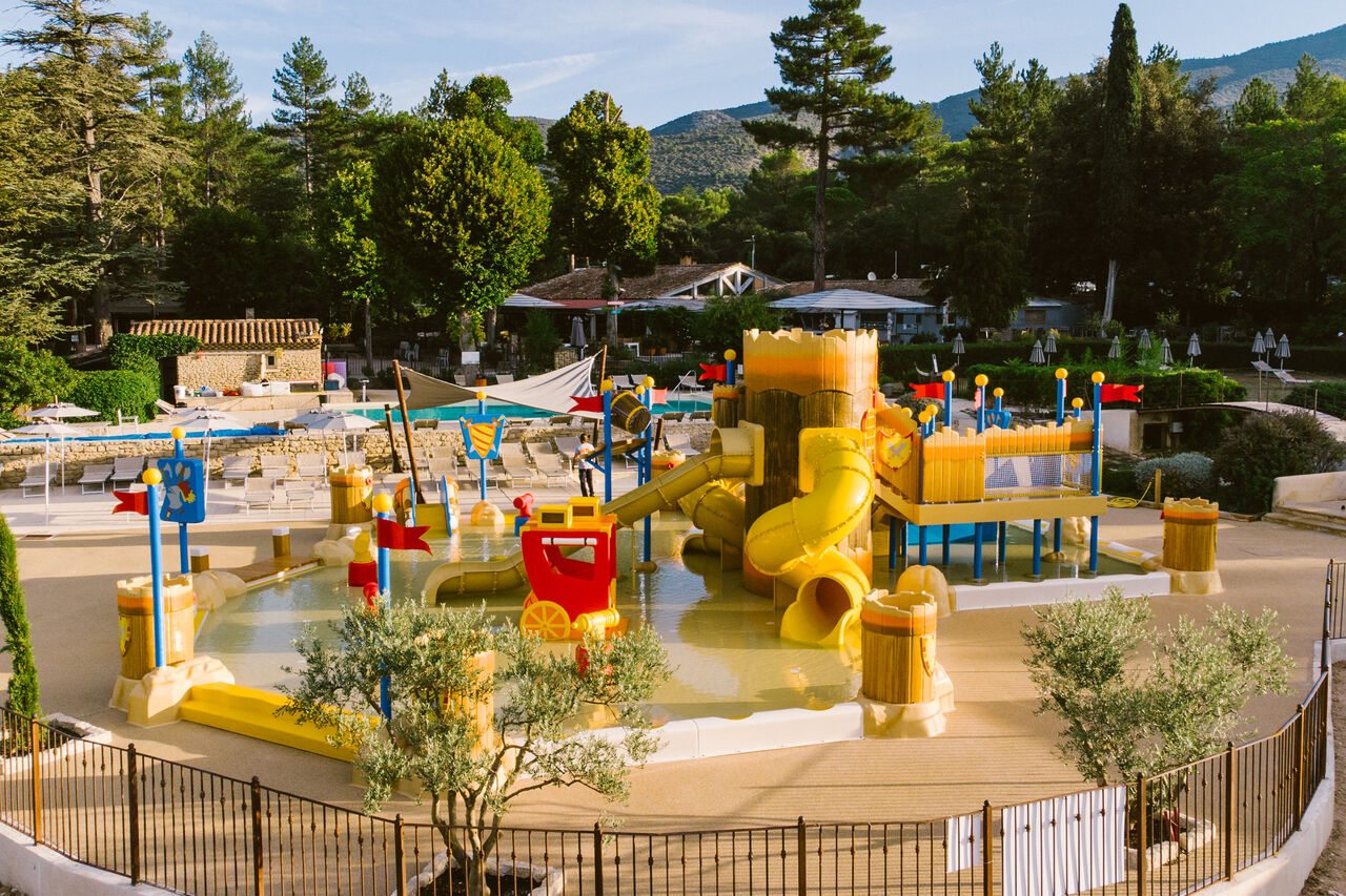 Wasserspielplatz mit Rutschen und Wasserburg auf dem Campingplatz LIBRANOO Naturiste Belezy in B�doin (84).