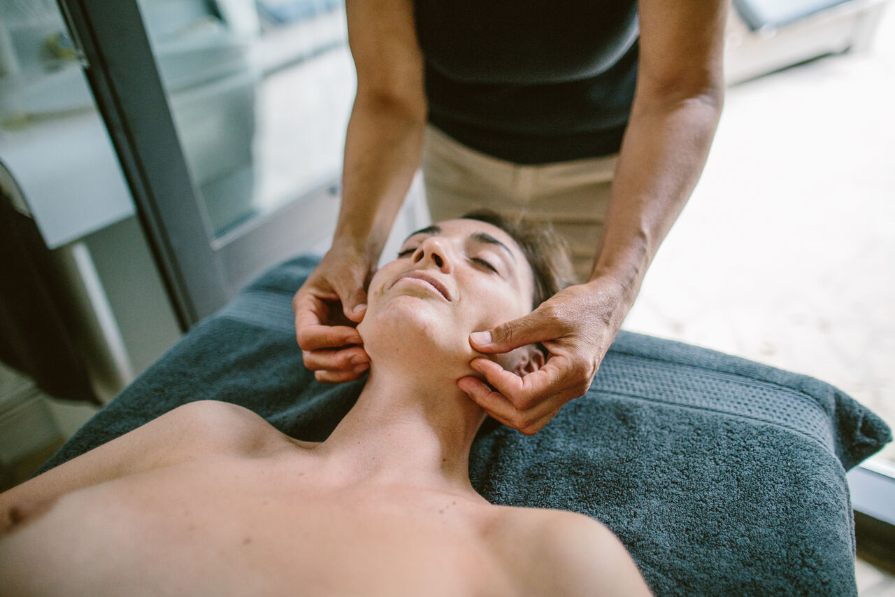 Entspannende Gesichtsbehandlung im Spa des Campingplatzes LIBRANOO Naturiste Belezy, B�doin (84).