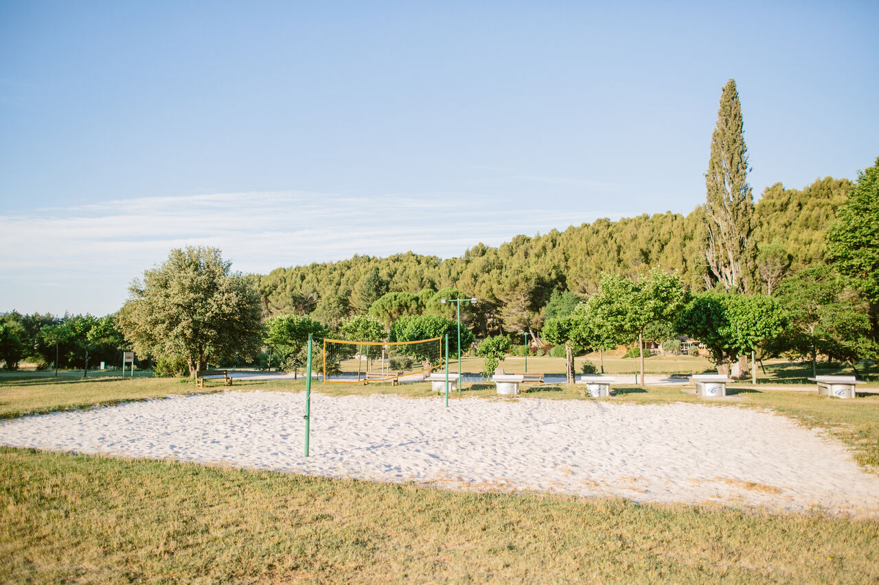 Beachvolleyballfeld und Tischtennisplatten auf dem Campingplatz LIBRANOO Naturiste Belezy.