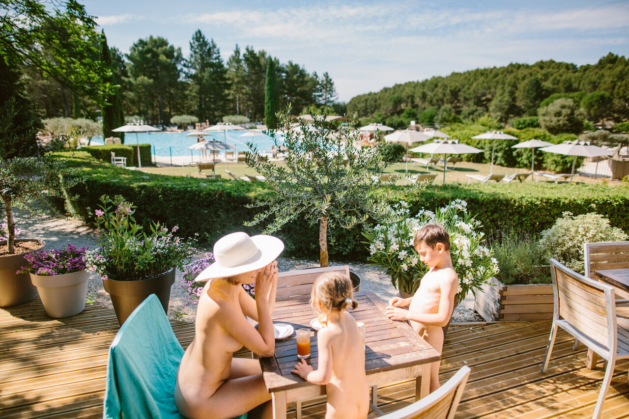 Naturistenfamilie, Pool und Terrasse auf dem Campingplatz LIBRANOO Naturiste Belezy in B�doin (84).