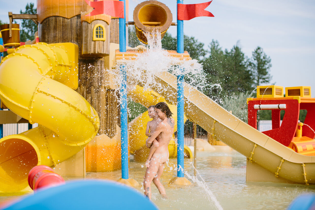 Wasserrutschen, Wasserspiele auf dem Campingplatz LIBRANOO Naturiste Belezy in B�doin (84).