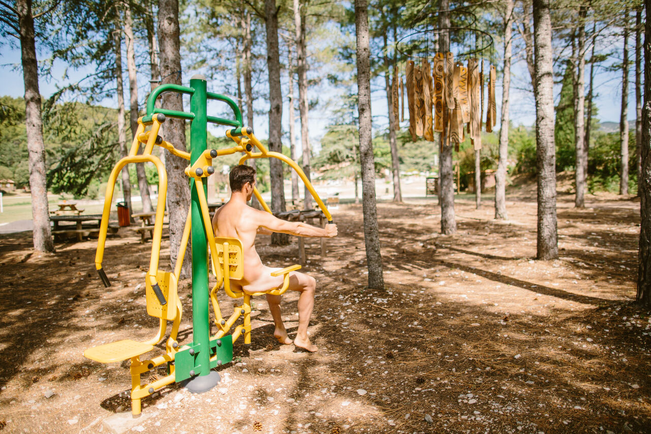 Naturistischer Mann nutzt Outdoor-Fitnessger�t auf Camping LIBRANOO Naturiste Belezy in B�doin (84).
