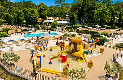 Wasserspielplatz und Außenpool auf dem Campingplatz LIBRANOO Naturiste Belezy in Bédoin (84).