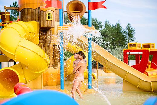Wasserrutschen und Spielbereich auf LIBRANOO Naturiste Belezy, Bédoin (84).