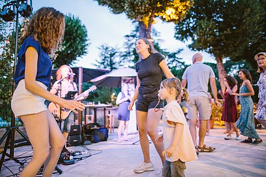 Tanzabend mit Live-Musik auf dem Campingplatz LIBRANOO Naturiste Belezy in Bédoin (84).
