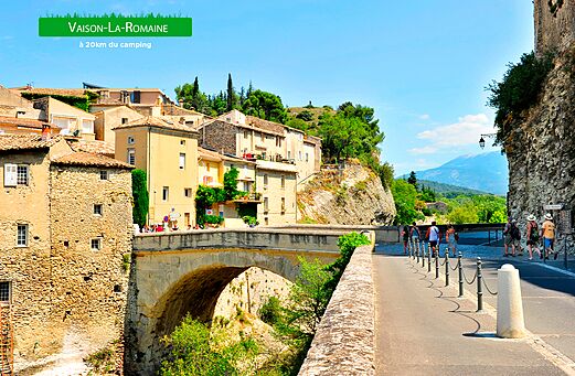 Vaison-la-Romaine, historische Stadt mit römischer Brücke in der Provence.