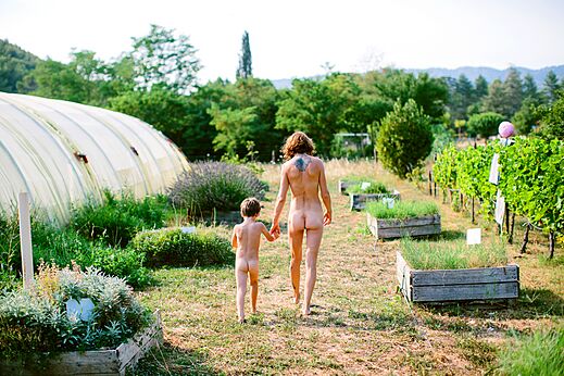 Naturistenfamilie im Gemüsegarten des Camping LIBRANOO Naturiste Belezy in Bédoin (84).