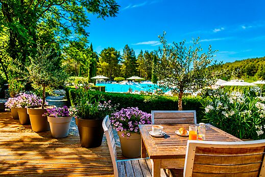 Frühstück auf der Terrasse, Pool des Campingplatzes LIBRANOO Naturiste Belezy in Bédoin (84).